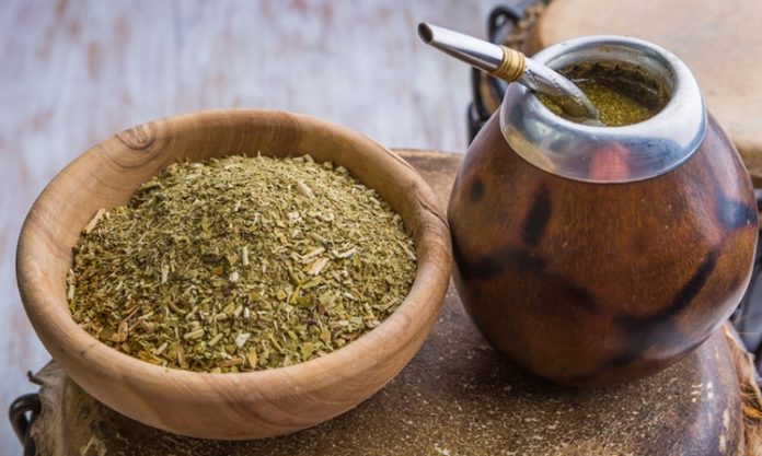 Güney Amerika kültürünün en bilinen içeceklerinden biri olan Mate, özellikle Arjantin, Brezilya, Uruguay ve Paraguay’da günlük yaşamın vazgeçilmez parçalarından biridir. Mate, yalnızca bir içecek olmanın ötesinde sosyal ve kültürel bir öneme sahiptir. Bitkinin yaprakları kurutularak sıcak su ile demleme yöntemiyle hazırlanır ve özel kaplarda paylaşılarak tüketilir. Bu gelenek, Mate'nin Faydaları ile birleştiğinde sağlık açısından da oldukça ilgi çekici bir hale gelir. Konulu bir haber görseli.