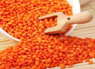 Türk mutfağının en köklü ve besleyici baklagillerinden biri olan mercimek, hem ekonomik hem de yüksek besin değeri ile dikkat çeker. Kırmızı, yeşil ve sarı gibi farklı çeşitleri bulunan mercimek, çorbadan salataya, ana yemekten köfteye kadar pek çok tarifte kullanılabilir. Uzun yıllardır temel gıda maddeleri arasında yer alan bu baklagil, özellikle bitkisel protein kaynağı olarak öne çıkar. Konulu bir haber görseli.