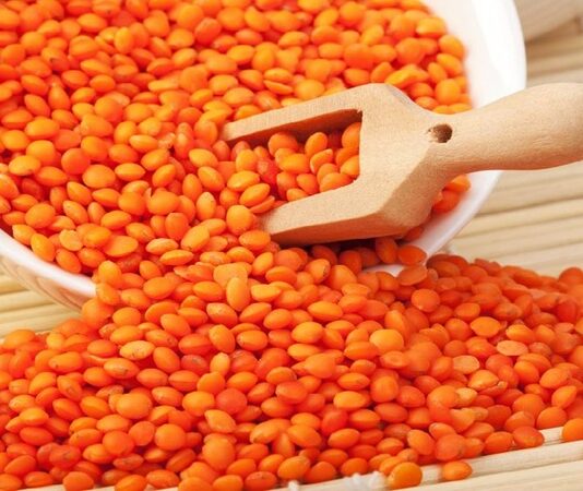 Türk mutfağının en köklü ve besleyici baklagillerinden biri olan mercimek, hem ekonomik hem de yüksek besin değeri ile dikkat çeker. Kırmızı, yeşil ve sarı gibi farklı çeşitleri bulunan mercimek, çorbadan salataya, ana yemekten köfteye kadar pek çok tarifte kullanılabilir. Uzun yıllardır temel gıda maddeleri arasında yer alan bu baklagil, özellikle bitkisel protein kaynağı olarak öne çıkar. Konulu bir haber görseli.