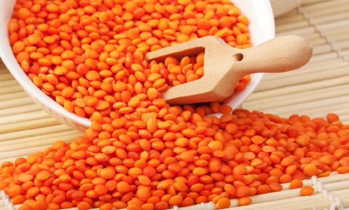 Mercimek Nedir Mercimek'in Faydaları Nelerdir Türk mutfağının en köklü ve besleyici baklagillerinden biri olan mercimek, hem ekonomik hem de yüksek besin değeri ile dikkat çeker. Kırmızı, yeşil ve sarı gibi farklı çeşitleri bulunan mercimek, çorbadan salataya, ana yemekten köfteye kadar pek çok tarifte kullanılabilir. Uzun yıllardır temel gıda maddeleri arasında yer alan bu baklagil, özellikle bitkisel protein kaynağı olarak öne çıkar. Konulu bir haber görseli.