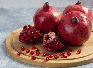 Sonbahar aylarının en dikkat çekici meyvelerinden biri olan nar, hem görsel olarak etkileyici yapısı hem de sağlık açısından sunduğu faydalarla öne çıkar. Kalın kabuğunun içinde sakladığı parlak kırmızı taneleriyle bilinen nar, yüzyıllardır farklı kültürlerde bereket ve sağlık sembolü olarak kabul edilmiştir. Bilimsel adı Punica granatum olan nar, kınagiller familyasına ait bir meyvedir ve Akdeniz ikliminde yaygın olarak yetiştirilir. Konulu bir haber görseli.