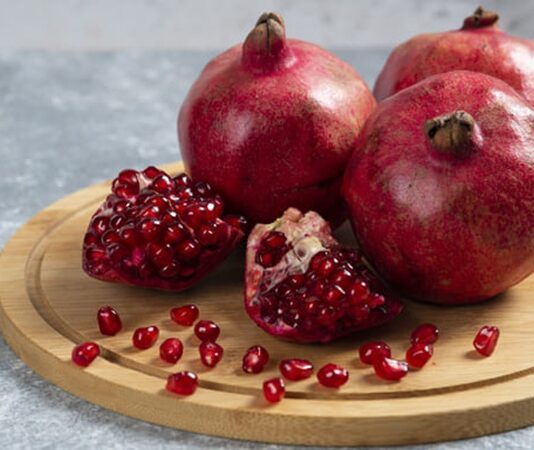 Sonbahar aylarının en dikkat çekici meyvelerinden biri olan nar, hem görsel olarak etkileyici yapısı hem de sağlık açısından sunduğu faydalarla öne çıkar. Kalın kabuğunun içinde sakladığı parlak kırmızı taneleriyle bilinen nar, yüzyıllardır farklı kültürlerde bereket ve sağlık sembolü olarak kabul edilmiştir. Bilimsel adı Punica granatum olan nar, kınagiller familyasına ait bir meyvedir ve Akdeniz ikliminde yaygın olarak yetiştirilir. Konulu bir haber görseli.