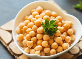 Türk mutfağının en köklü baklagillerinden biri olan nohut, hem besleyici yapısı hem de doyurucu özelliğiyle sofraların vazgeçilmezleri arasında yer alır. Yüzyıllardır farklı kültürlerde temel besin kaynağı olarak tüketilen nohut, özellikle protein açısından zengin içeriğiyle dikkat çeker. Gerek etli yemeklerde gerekse humus gibi farklı tariflerde kullanılan bu besin, sağlıklı beslenme programlarında da önemli bir yere sahiptir. Konulu bir haber görseli.