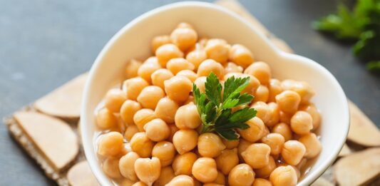 Nohut Nedir? Nohut’un Faydaları Nelerdir? Türk mutfağının en köklü baklagillerinden biri olan nohut, hem besleyici yapısı hem de doyurucu özelliğiyle sofraların vazgeçilmezleri arasında yer alır. Yüzyıllardır farklı kültürlerde temel besin kaynağı olarak tüketilen nohut, özellikle protein açısından zengin içeriğiyle dikkat çeker. Gerek etli yemeklerde gerekse humus gibi farklı tariflerde kullanılan bu besin, sağlıklı beslenme programlarında da önemli bir yere sahiptir. Konulu bir haber görseli.