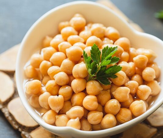 Türk mutfağının en köklü baklagillerinden biri olan nohut, hem besleyici yapısı hem de doyurucu özelliğiyle sofraların vazgeçilmezleri arasında yer alır. Yüzyıllardır farklı kültürlerde temel besin kaynağı olarak tüketilen nohut, özellikle protein açısından zengin içeriğiyle dikkat çeker. Gerek etli yemeklerde gerekse humus gibi farklı tariflerde kullanılan bu besin, sağlıklı beslenme programlarında da önemli bir yere sahiptir. Konulu bir haber görseli.