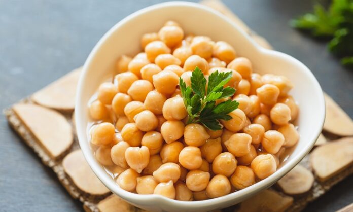 Türk mutfağının en köklü baklagillerinden biri olan nohut, hem besleyici yapısı hem de doyurucu özelliğiyle sofraların vazgeçilmezleri arasında yer alır. Yüzyıllardır farklı kültürlerde temel besin kaynağı olarak tüketilen nohut, özellikle protein açısından zengin içeriğiyle dikkat çeker. Gerek etli yemeklerde gerekse humus gibi farklı tariflerde kullanılan bu besin, sağlıklı beslenme programlarında da önemli bir yere sahiptir. Konulu bir haber görseli.