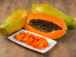 Papaya Nedir? Papaya’nın Faydaları Nelerdir? Papaya, tropikal iklimlerde yetişen ve besin değeri yüksek bir meyvedir. Genellikle turuncu veya sarı renkte olan bu meyve, hem lezzeti hem de sağlığa faydalarıyla bilinir. Papaya, tatlı aroması ve sulu yapısıyla doğrudan tüketilebileceği gibi, smoothie, meyve salataları ve tatlı tariflerinde de kullanılabilir. Konulu bir haber görseli.