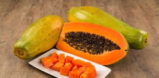 Papaya, tropikal iklimlerde yetişen ve besin değeri yüksek bir meyvedir. Genellikle turuncu veya sarı renkte olan bu meyve, hem lezzeti hem de sağlığa faydalarıyla bilinir. Papaya, tatlı aroması ve sulu yapısıyla doğrudan tüketilebileceği gibi, smoothie, meyve salataları ve tatlı tariflerinde de kullanılabilir. Konulu bir haber görseli.