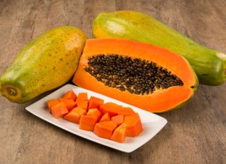 Papaya Nedir? Papaya’nın Faydaları Nelerdir? Papaya, tropikal iklimlerde yetişen ve besin değeri yüksek bir meyvedir. Genellikle turuncu veya sarı renkte olan bu meyve, hem lezzeti hem de sağlığa faydalarıyla bilinir. Papaya, tatlı aroması ve sulu yapısıyla doğrudan tüketilebileceği gibi, smoothie, meyve salataları ve tatlı tariflerinde de kullanılabilir. Konulu bir haber görseli.