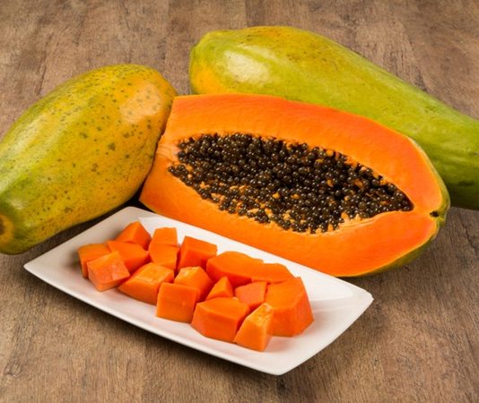 Papaya, tropikal iklimlerde yetişen ve besin değeri yüksek bir meyvedir. Genellikle turuncu veya sarı renkte olan bu meyve, hem lezzeti hem de sağlığa faydalarıyla bilinir. Papaya, tatlı aroması ve sulu yapısıyla doğrudan tüketilebileceği gibi, smoothie, meyve salataları ve tatlı tariflerinde de kullanılabilir. Konulu bir haber görseli.