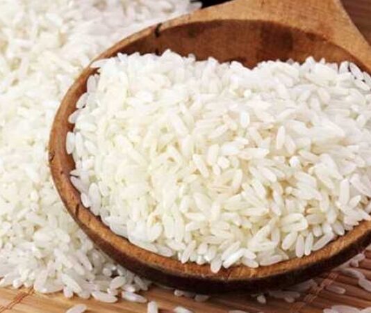 Pirinç Nedir? Pirinç’in Faydaları Nelerdir? Dünya genelinde milyarlarca insanın temel besin kaynağı olan pirinç, farklı kültürlerin mutfaklarında önemli bir yere sahiptir. Asya’dan Anadolu’ya kadar geniş bir coğrafyada tüketilen pirinç, sade pilavdan çorbalara, dolmalardan tatlılara kadar pek çok tarifte kullanılmaktadır. Yüksek besin değeri ve enerji içeriği sayesinde günlük beslenme düzeninde sıkça tercih edilen bir tahıldır. Konulu bir haber görseli.