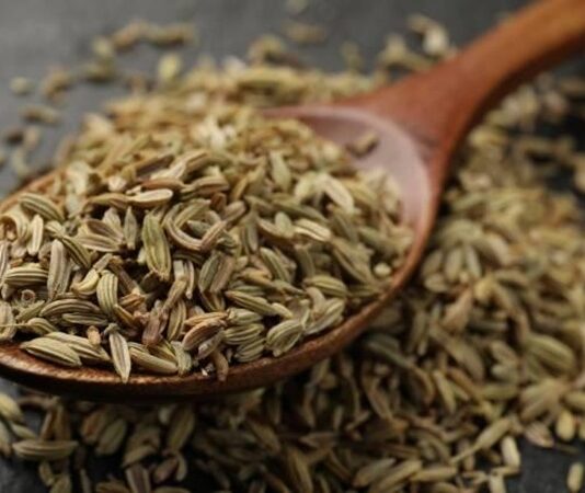 Doğal bitkiler arasında hem aromatik tadı hem de sağlık üzerindeki potansiyel etkileriyle öne çıkan Rezene, yüzyıllardır farklı kültürlerde kullanılan değerli bir bitkidir. Özellikle çay formunda sıkça tercih edilen bu bitki, hafif anason benzeri kokusuyla dikkat çeker. Peki, Rezene nedir ve neden bu kadar yaygın şekilde tüketilmektedir? Konulu bir haber görseli.