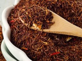 Güney Afrika kökenli bir bitki olan Rooibos, özellikle bitki çayı sevenler için hem lezzet hem de sağlık açısından önemli bir alternatif sunar. Kafeinsiz bir içecek olarak bilinen Rooibos, kendine has kırmızı rengi ve hafif tatlı aroması ile öne çıkar. Bu bitki, çay kategorisinde yer almasına rağmen aslında bir çalı türüdür ve yaprakları kurutularak içeceklerde kullanılır. Rooibos'un Faydaları, özellikle antioksidan ve mineral içerikleri ile dikkat çeker ve modern yaşamın stresli temposunda sağlığı destekleyen doğal bir yardımcı olarak görülür. Konulu bir haber görseli.