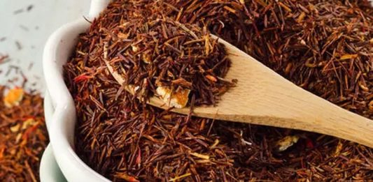 Güney Afrika kökenli bir bitki olan Rooibos, özellikle bitki çayı sevenler için hem lezzet hem de sağlık açısından önemli bir alternatif sunar. Kafeinsiz bir içecek olarak bilinen Rooibos, kendine has kırmızı rengi ve hafif tatlı aroması ile öne çıkar. Bu bitki, çay kategorisinde yer almasına rağmen aslında bir çalı türüdür ve yaprakları kurutularak içeceklerde kullanılır. Rooibos'un Faydaları, özellikle antioksidan ve mineral içerikleri ile dikkat çeker ve modern yaşamın stresli temposunda sağlığı destekleyen doğal bir yardımcı olarak görülür. Konulu bir haber görseli.