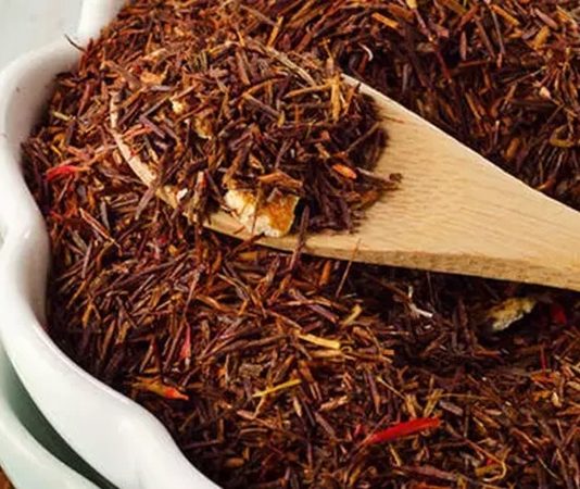 Güney Afrika kökenli bir bitki olan Rooibos, özellikle bitki çayı sevenler için hem lezzet hem de sağlık açısından önemli bir alternatif sunar. Kafeinsiz bir içecek olarak bilinen Rooibos, kendine has kırmızı rengi ve hafif tatlı aroması ile öne çıkar. Bu bitki, çay kategorisinde yer almasına rağmen aslında bir çalı türüdür ve yaprakları kurutularak içeceklerde kullanılır. Rooibos'un Faydaları, özellikle antioksidan ve mineral içerikleri ile dikkat çeker ve modern yaşamın stresli temposunda sağlığı destekleyen doğal bir yardımcı olarak görülür. Konulu bir haber görseli.