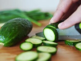 Yaz aylarının serinletici besinlerinden biri olan salatalık, yüksek su oranı ve hafif aromasıyla sofraların vazgeçilmezleri arasında yer alır. Genellikle çiğ olarak tüketilen salatalık, salatalardan sandviçlere, ayran eşliklerinden detoks içeceklerine kadar pek çok alanda kullanılır. İnce kabuğu ve ferahlatıcı yapısı sayesinde özellikle sıcak havalarda tercih edilen bir sebzedir. Konulu bir haber görseli.