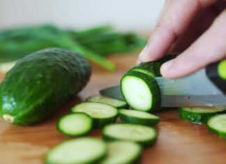Yaz aylarının serinletici besinlerinden biri olan salatalık, yüksek su oranı ve hafif aromasıyla sofraların vazgeçilmezleri arasında yer alır. Genellikle çiğ olarak tüketilen salatalık, salatalardan sandviçlere, ayran eşliklerinden detoks içeceklerine kadar pek çok alanda kullanılır. İnce kabuğu ve ferahlatıcı yapısı sayesinde özellikle sıcak havalarda tercih edilen bir sebzedir. Konulu bir haber görseli.