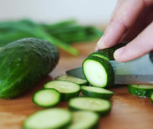 Yaz aylarının serinletici besinlerinden biri olan salatalık, yüksek su oranı ve hafif aromasıyla sofraların vazgeçilmezleri arasında yer alır. Genellikle çiğ olarak tüketilen salatalık, salatalardan sandviçlere, ayran eşliklerinden detoks içeceklerine kadar pek çok alanda kullanılır. İnce kabuğu ve ferahlatıcı yapısı sayesinde özellikle sıcak havalarda tercih edilen bir sebzedir. Konulu bir haber görseli.