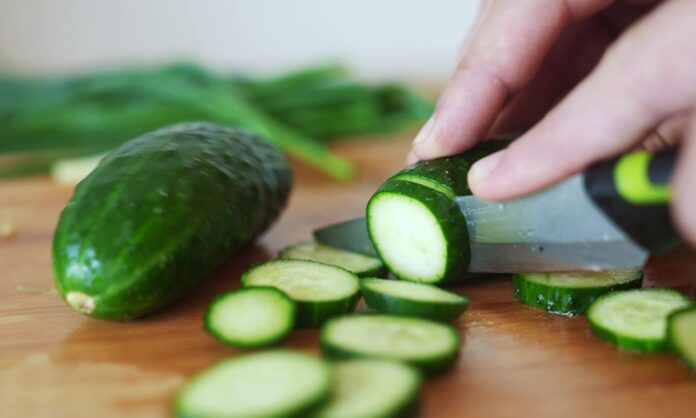Salatalık Nedir Salatalık'ın Faydaları Nelerdir Yaz aylarının serinletici besinlerinden biri olan salatalık, yüksek su oranı ve hafif aromasıyla sofraların vazgeçilmezleri arasında yer alır. Genellikle çiğ olarak tüketilen salatalık, salatalardan sandviçlere, ayran eşliklerinden detoks içeceklerine kadar pek çok alanda kullanılır. İnce kabuğu ve ferahlatıcı yapısı sayesinde özellikle sıcak havalarda tercih edilen bir sebzedir. Konulu bir haber görseli.