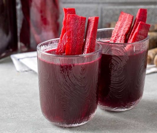 Şalgam, özellikle Türk mutfağında geleneksel olarak tüketilen, fermente edilmiş bir sebze suyudur. Genellikle pancar, havuç ve tuzlu su ile yapılan bu içecek, hem lezzeti hem de sağlık açısından sunduğu faydalarla öne çıkar. Şalgam, özellikle probiyotik özellikleri ve yüksek besin değeri ile modern beslenme trendlerinde de popüler bir seçenek haline gelmiştir. Konulu bir haber görseli.