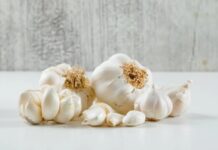 Sarımsak Nedir? Sarımsak’ın Faydaları Nelerdir? Yüzyıllardır hem mutfaklarda hem de geleneksel tıpta kullanılan Sarımsak, keskin kokusu ve güçlü etkileriyle dikkat çeken doğal bir besindir. Antik dönemlerden bu yana farklı kültürlerde şifa kaynağı olarak görülen bu bitki, günümüzde de sağlıklı yaşamın vazgeçilmezleri arasında yer almaktadır. Peki, Sarımsak nedir ve neden “doğal antibiyotik” olarak anılmaktadır? Konulu bir haber görseli.