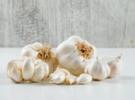 Sarımsak Nedir? Sarımsak’ın Faydaları Nelerdir? Yüzyıllardır hem mutfaklarda hem de geleneksel tıpta kullanılan Sarımsak, keskin kokusu ve güçlü etkileriyle dikkat çeken doğal bir besindir. Antik dönemlerden bu yana farklı kültürlerde şifa kaynağı olarak görülen bu bitki, günümüzde de sağlıklı yaşamın vazgeçilmezleri arasında yer almaktadır. Peki, Sarımsak nedir ve neden “doğal antibiyotik” olarak anılmaktadır? Konulu bir haber görseli.