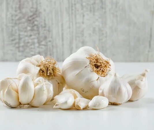 Yüzyıllardır hem mutfaklarda hem de geleneksel tıpta kullanılan Sarımsak, keskin kokusu ve güçlü etkileriyle dikkat çeken doğal bir besindir. Antik dönemlerden bu yana farklı kültürlerde şifa kaynağı olarak görülen bu bitki, günümüzde de sağlıklı yaşamın vazgeçilmezleri arasında yer almaktadır. Peki, Sarımsak nedir ve neden “doğal antibiyotik” olarak anılmaktadır? Konulu bir haber görseli.