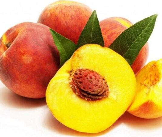 Yaz aylarının en sevilen meyvelerinden biri olan Şeftali, sulu yapısı ve hoş aromasıyla sofralarda sıkça yer bulur. Hem taze tüketilebilen hem de tatlı, komposto ve içecek tariflerinde kullanılan bu lezzetli meyve, besin değeri açısından da oldukça zengindir. Özellikle sıcak havalarda ferahlatıcı etkisiyle tercih edilen Şeftali, sağlıklı beslenme planlarında da önemli bir yere sahiptir. Bu nedenle Şeftali nedir ve vücuda ne gibi katkılar sağlar sorusu sıkça gündeme gelmektedir. Konulu bir haber görseli.