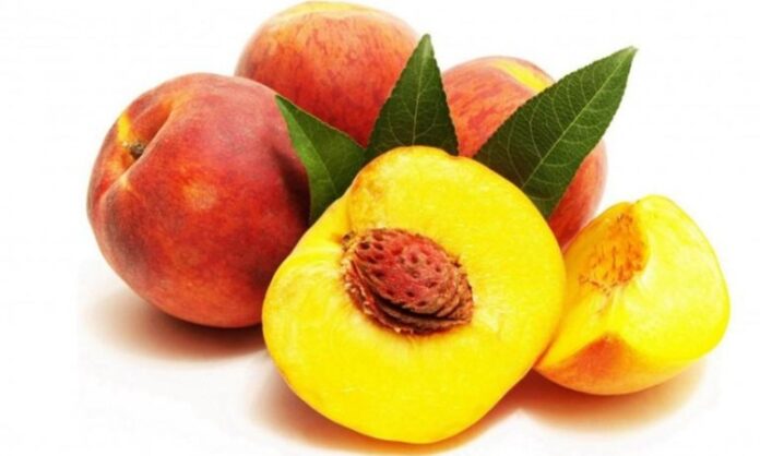 Yaz aylarının en sevilen meyvelerinden biri olan Şeftali, sulu yapısı ve hoş aromasıyla sofralarda sıkça yer bulur. Hem taze tüketilebilen hem de tatlı, komposto ve içecek tariflerinde kullanılan bu lezzetli meyve, besin değeri açısından da oldukça zengindir. Özellikle sıcak havalarda ferahlatıcı etkisiyle tercih edilen Şeftali, sağlıklı beslenme planlarında da önemli bir yere sahiptir. Bu nedenle Şeftali nedir ve vücuda ne gibi katkılar sağlar sorusu sıkça gündeme gelmektedir. Konulu bir haber görseli.