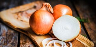 Mutfakların en temel besinlerinden biri olan Soğan, yalnızca yemeklere kattığı lezzetle değil, sağlık üzerindeki etkileriyle de dikkat çeken bir sebzedir. Yüzyıllardır farklı kültürlerde hem besin hem de doğal destek ürünü olarak kullanılan bu bitki, güçlü içeriği sayesinde geleneksel tıpta da önemli bir yer edinmiştir. Peki, Soğan nedir ve neden bu kadar değerli kabul edilmektedir? Konulu bir haber görseli.