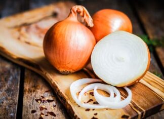 Mutfakların en temel besinlerinden biri olan Soğan, yalnızca yemeklere kattığı lezzetle değil, sağlık üzerindeki etkileriyle de dikkat çeken bir sebzedir. Yüzyıllardır farklı kültürlerde hem besin hem de doğal destek ürünü olarak kullanılan bu bitki, güçlü içeriği sayesinde geleneksel tıpta da önemli bir yer edinmiştir. Peki, Soğan nedir ve neden bu kadar değerli kabul edilmektedir? Konulu bir haber görseli.