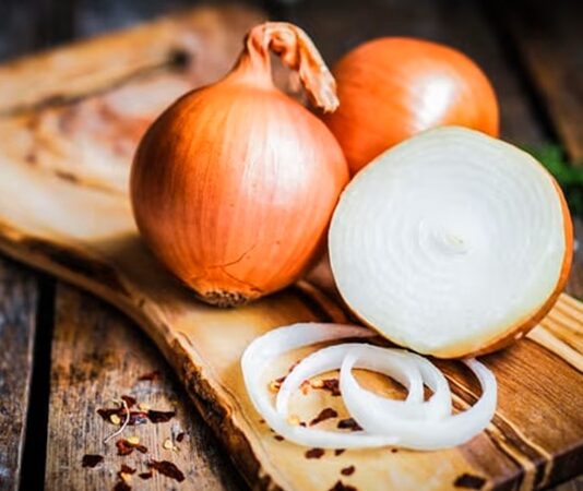 Mutfakların en temel besinlerinden biri olan Soğan, yalnızca yemeklere kattığı lezzetle değil, sağlık üzerindeki etkileriyle de dikkat çeken bir sebzedir. Yüzyıllardır farklı kültürlerde hem besin hem de doğal destek ürünü olarak kullanılan bu bitki, güçlü içeriği sayesinde geleneksel tıpta da önemli bir yer edinmiştir. Peki, Soğan nedir ve neden bu kadar değerli kabul edilmektedir? Konulu bir haber görseli.