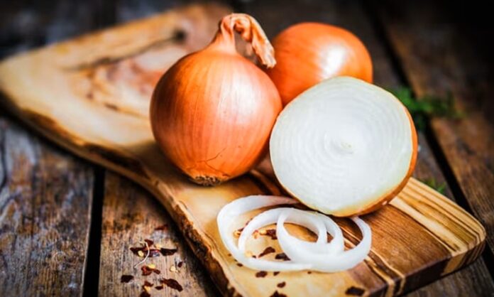 Mutfakların en temel besinlerinden biri olan Soğan, yalnızca yemeklere kattığı lezzetle değil, sağlık üzerindeki etkileriyle de dikkat çeken bir sebzedir. Yüzyıllardır farklı kültürlerde hem besin hem de doğal destek ürünü olarak kullanılan bu bitki, güçlü içeriği sayesinde geleneksel tıpta da önemli bir yer edinmiştir. Peki, Soğan nedir ve neden bu kadar değerli kabul edilmektedir? Konulu bir haber görseli.