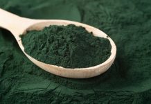Spirulina Nedir? Spirulina’nın Faydaları Nelerdir? Son yıllarda sağlıklı beslenme ve doğal takviyeler arasında öne çıkan Spirulina, özellikle bitkisel protein ve besin değeri yüksek bir süper gıda olarak bilinir. Mavi-yeşil alg türlerinden biri olan Spirulina, hem toz hem de tablet formunda takviye olarak kullanılabilir. Protein, vitamin ve mineral içeriği ile dikkat çeken bu doğal ürün, bağışıklığı güçlendirmekten enerji artırmaya kadar birçok fayda sağlar. Konulu bir haber görseli.