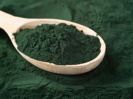Son yıllarda sağlıklı beslenme ve doğal takviyeler arasında öne çıkan Spirulina, özellikle bitkisel protein ve besin değeri yüksek bir süper gıda olarak bilinir. Mavi-yeşil alg türlerinden biri olan Spirulina, hem toz hem de tablet formunda takviye olarak kullanılabilir. Protein, vitamin ve mineral içeriği ile dikkat çeken bu doğal ürün, bağışıklığı güçlendirmekten enerji artırmaya kadar birçok fayda sağlar. Konulu bir haber görseli.