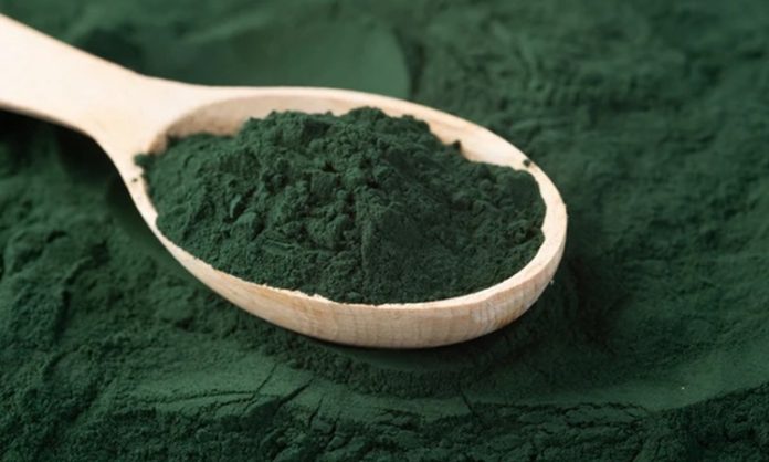 Son yıllarda sağlıklı beslenme ve doğal takviyeler arasında öne çıkan Spirulina, özellikle bitkisel protein ve besin değeri yüksek bir süper gıda olarak bilinir. Mavi-yeşil alg türlerinden biri olan Spirulina, hem toz hem de tablet formunda takviye olarak kullanılabilir. Protein, vitamin ve mineral içeriği ile dikkat çeken bu doğal ürün, bağışıklığı güçlendirmekten enerji artırmaya kadar birçok fayda sağlar. Konulu bir haber görseli.
