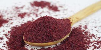 Doğanın sunduğu şifalı bitkiler arasında önemli bir yere sahip olan Sumak, hem mutfak kültüründe hem de geleneksel kullanım alanlarında sıkça karşımıza çıkan aromatik bir bitkidir. Bilimsel adı Rhus coriaria olan bu bitki, özellikle Akdeniz ve Orta Doğu coğrafyasında yaygın olarak yetişir. Kırmızıya çalan meyveleri kurutulup öğütülerek baharat haline getirilir ve ekşi tadıyla yemeklere karakteristik bir lezzet kazandırır. Konulu bir haber görseli .