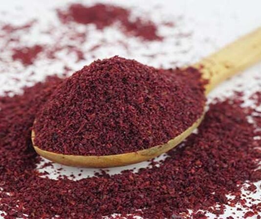 Doğanın sunduğu şifalı bitkiler arasında önemli bir yere sahip olan Sumak, hem mutfak kültüründe hem de geleneksel kullanım alanlarında sıkça karşımıza çıkan aromatik bir bitkidir. Bilimsel adı Rhus coriaria olan bu bitki, özellikle Akdeniz ve Orta Doğu coğrafyasında yaygın olarak yetişir. Kırmızıya çalan meyveleri kurutulup öğütülerek baharat haline getirilir ve ekşi tadıyla yemeklere karakteristik bir lezzet kazandırır. Konulu bir haber görseli .