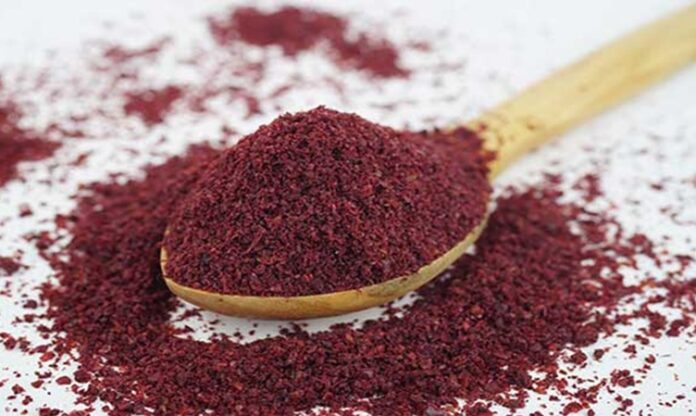 Doğanın sunduğu şifalı bitkiler arasında önemli bir yere sahip olan Sumak, hem mutfak kültüründe hem de geleneksel kullanım alanlarında sıkça karşımıza çıkan aromatik bir bitkidir. Bilimsel adı Rhus coriaria olan bu bitki, özellikle Akdeniz ve Orta Doğu coğrafyasında yaygın olarak yetişir. Kırmızıya çalan meyveleri kurutulup öğütülerek baharat haline getirilir ve ekşi tadıyla yemeklere karakteristik bir lezzet kazandırır. Konulu bir haber görseli .