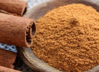 Mutfakların vazgeçilmez baharatlarından biri olan Tarçın, hoş aroması ve kendine özgü tadıyla hem tatlı hem de tuzlu tariflerde kullanılan değerli bir bitkisel üründür. Yüzyıllardır farklı kültürlerde hem lezzet hem de geleneksel kullanım amacıyla tercih edilen Tarçın, özellikle kış aylarında daha fazla ilgi görür. Sıcak içeceklerden hamur işlerine kadar geniş bir kullanım alanına sahip olması, bu baharatı oldukça popüler hale getirmiştir. Konulu bir haber görseli.