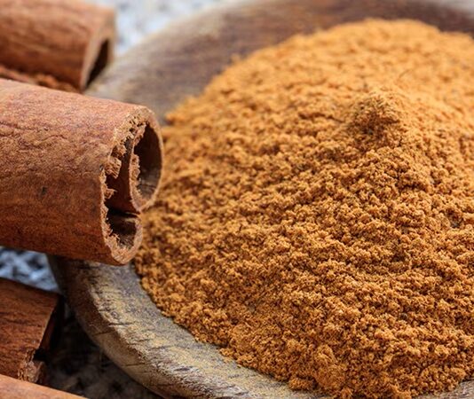 Mutfakların vazgeçilmez baharatlarından biri olan Tarçın, hoş aroması ve kendine özgü tadıyla hem tatlı hem de tuzlu tariflerde kullanılan değerli bir bitkisel üründür. Yüzyıllardır farklı kültürlerde hem lezzet hem de geleneksel kullanım amacıyla tercih edilen Tarçın, özellikle kış aylarında daha fazla ilgi görür. Sıcak içeceklerden hamur işlerine kadar geniş bir kullanım alanına sahip olması, bu baharatı oldukça popüler hale getirmiştir. Konulu bir haber görseli.