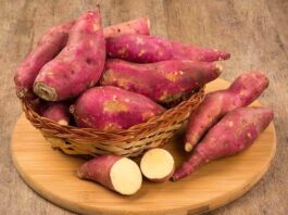 Tatlı Patates Nedir? Tatlı Patates’in Faydaları Nelerdir? Son yıllarda sağlıklı beslenme trendleriyle birlikte daha fazla ilgi görmeye başlayan tatlı patates, besleyici içeriği ve kendine özgü aromasıyla dikkat çeken bir kök sebzedir. Klasik patatesten farklı olarak turuncu, mor ya da beyaz renkte olabilen tatlı patates, hafif tatlı lezzeti sayesinde hem tuzlu hem de tatlı tariflerde kullanılabilir. Özellikle fırın yemeklerinde, pürelerde ve sağlıklı atıştırmalıklarda tercih edilir. Konulu bir haber görseli.
