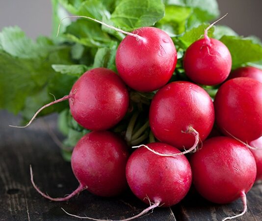 Kök sebzeler arasında kendine özgü aroması ve keskin tadıyla öne çıkan turp, sofralarda özellikle salataların ve kahvaltı tabaklarının vazgeçilmezleri arasında yer alır. Beyaz, kırmızı ve siyah çeşitleri bulunan turp, hem çiğ hem de farklı tariflerde kullanılarak tüketilebilir. Düşük kalorili yapısı ve zengin besin değeri sayesinde sağlıklı beslenme programlarında sıkça tercih edilir. Konulu bir haber görseli.