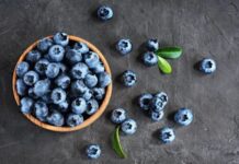 Son yıllarda sağlıklı beslenme trendleriyle birlikte adından sıkça söz ettiren Yaban Mersini, küçük yapısına rağmen oldukça zengin bir besin içeriğine sahiptir. Mavi ve mor tonlarındaki rengiyle dikkat çeken bu özel meyve, hem taze hem de kurutulmuş formda tüketilebilmektedir. Özellikle antioksidan kapasitesi sayesinde doğal beslenme programlarının vazgeçilmezlerinden biri haline gelmiştir. Bu nedenle Yaban Mersini nedir sorusu, sağlıklı yaşamı benimseyen birçok kişi tarafından merak edilmektedir. Konulu bir haber görseli.