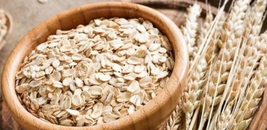 Son yıllarda sağlıklı beslenme denildiğinde ilk akla gelen tahıllardan biri olan yulaf, yüksek besin değeri ve doyurucu yapısıyla dikkat çekiyor. Özellikle kahvaltılarda tercih edilen yulaf, farklı tariflerle günün her öğününde tüketilebilen çok yönlü bir tahıl olarak öne çıkıyor. Lif bakımından zengin yapısı sayesinde hem sindirim sistemini destekliyor hem de uzun süre tokluk hissi sağlıyor. Konulu bir haber görseli.