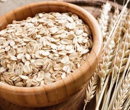 Son yıllarda sağlıklı beslenme denildiğinde ilk akla gelen tahıllardan biri olan yulaf, yüksek besin değeri ve doyurucu yapısıyla dikkat çekiyor. Özellikle kahvaltılarda tercih edilen yulaf, farklı tariflerle günün her öğününde tüketilebilen çok yönlü bir tahıl olarak öne çıkıyor. Lif bakımından zengin yapısı sayesinde hem sindirim sistemini destekliyor hem de uzun süre tokluk hissi sağlıyor. Konulu bir haber görseli.