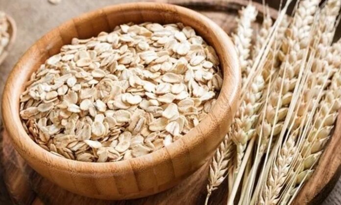 Son yıllarda sağlıklı beslenme denildiğinde ilk akla gelen tahıllardan biri olan yulaf, yüksek besin değeri ve doyurucu yapısıyla dikkat çekiyor. Özellikle kahvaltılarda tercih edilen yulaf, farklı tariflerle günün her öğününde tüketilebilen çok yönlü bir tahıl olarak öne çıkıyor. Lif bakımından zengin yapısı sayesinde hem sindirim sistemini destekliyor hem de uzun süre tokluk hissi sağlıyor. Konulu bir haber görseli.