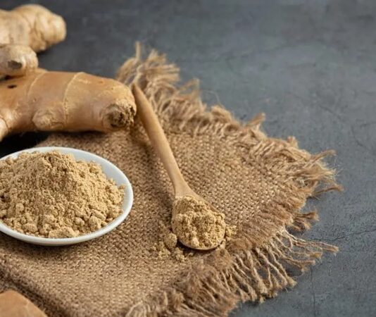 Doğal bitkiler arasında hem mutfakta hem de sağlık alanında geniş bir kullanım alanına sahip olan Zencefil, yüzyıllardır şifa kaynağı olarak görülmektedir. Keskin aroması ve hafif yakıcı tadıyla bilinen bu kök bitki, özellikle kış aylarında daha fazla tüketilmektedir. Peki, Zencefil nedir ve neden bu kadar yaygın şekilde tercih edilmektedir? Konulu bir haber görseli.