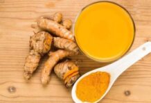 Son yıllarda sağlıklı yaşam trendlerinin yükselmesiyle birlikte Zerdeçal adını daha sık duymaya başladık. Özellikle doğal beslenme ve bitkisel destek arayışında olanların tercih ettiği bu güçlü baharat, hem mutfakta hem de alternatif sağlık uygulamalarında önemli bir yere sahiptir. Peki, Zerdeçal nedir ve neden bu kadar değerli kabul edilmektedir? Konulu bir haber görseli.